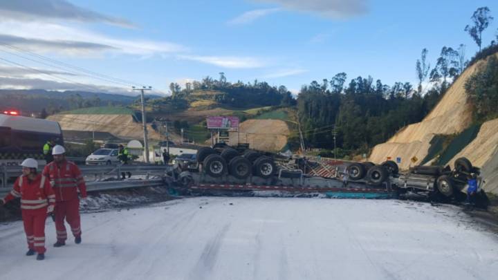 Grave accidente en la vía Bogotá - Girardot deja un muerto: así está el panorama en la zona