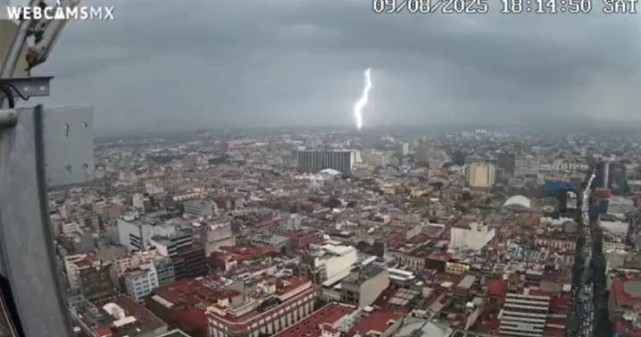 VIDEO: Fortísimo rayo cae sobre CDMX y causa que sismógrafos se activen