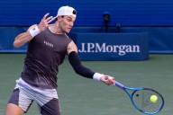 Deadspin | Carlos Alcaraz, Novak Djokovic move on at U.S. Open