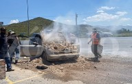 Auto se incendia en pleno V. Carranza; trabajadores de obra apagan llamas con retro excavadora