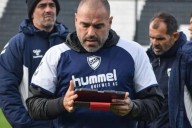 Escándalo en el ascenso. Un DT renunció, pero volvió, quiso dirigir la práctica y discutió con el presidente
