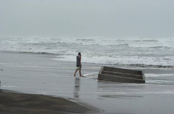 La tormenta Ivo avanza paralela a costas de Pacífico mexicano y provoca fuertes lluvias