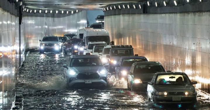 Cómo sobrevivir si tu auto queda atrapado en una inundación repentina por lluvia
