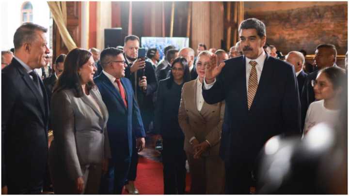 Poder Legislativo recibe al presidente Nicolás Maduro en acto de defensa de la soberanía de Venezuela