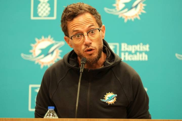 Dolphins' McDaniel breaks up fight at Bears joint practice