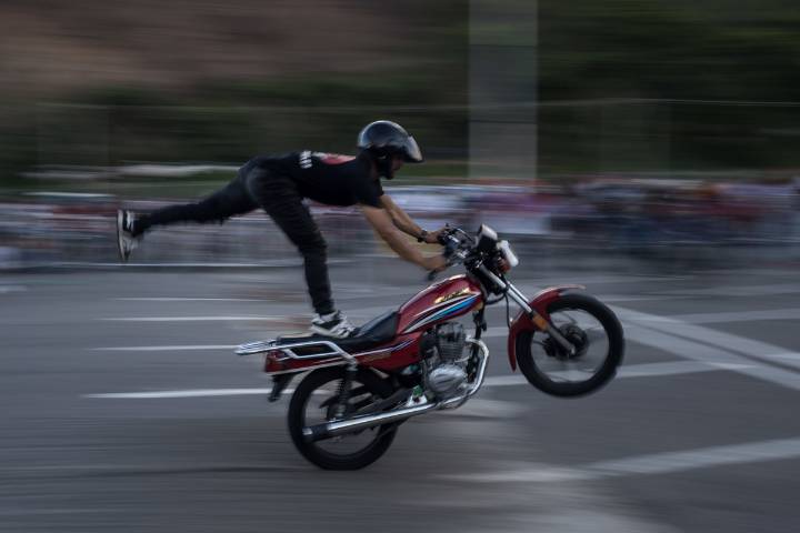 Tarek William Saab prohibió motopiruetas en calles y avenidas