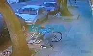VIDEO. Una mujer robó una bicicleta al frente de una escuela de La Plata