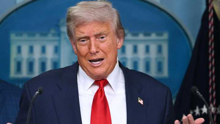 Donald Trump afirma que le dirá a Vladímir Putin durante su reunión en Alaska que "debe terminar la guerra"