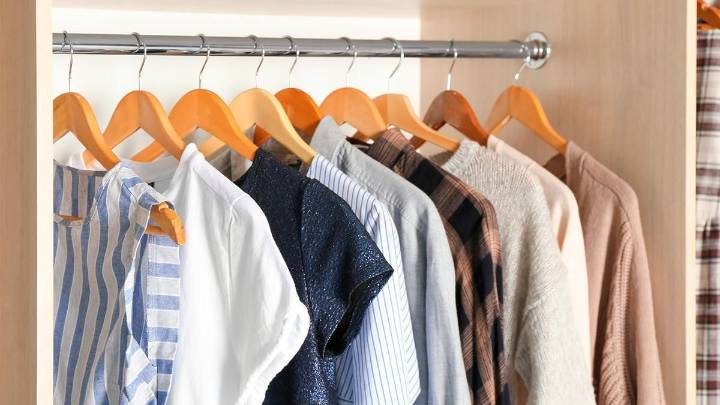 Adiós a colgar los abrigos en tu armario: este es el método japonés para guardarlos este invierno