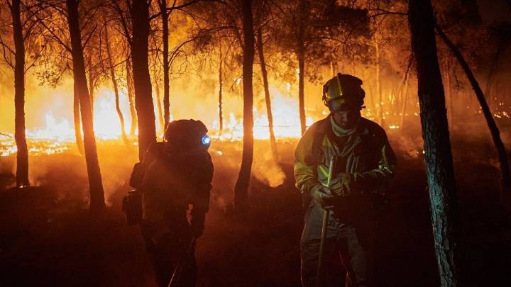 España vive una jornada crítica por los incendios: tres muertos, miles de evacuados y once focos en nivel 2