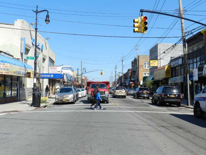 Caminante murió arrollado por camión cerca de su casa en Queens, Nueva York
