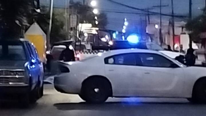 Joven es acribillado frente negocio de pollos en Santa Catarina, NL