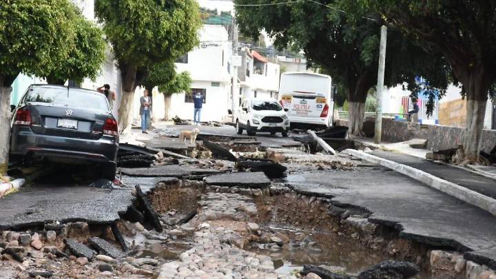 Calles destrozadas, viviendas inundadas y vehículos arrastrados, saldo de la tormenta del viernes