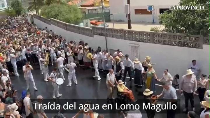 Lomo Magullo se aferra a las tradiciones y se refresca en la Traída del Agua