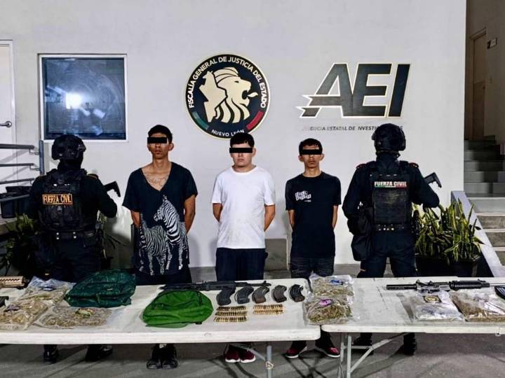 Detienen a tres jóvenes por posesión de armas en plena vía pública
