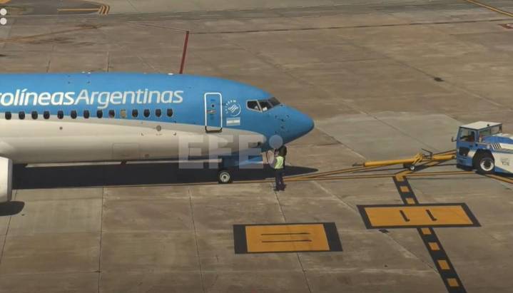Protesta de controladores aéreos afecta vuelos y a 15.000 pasajeros en Argentina