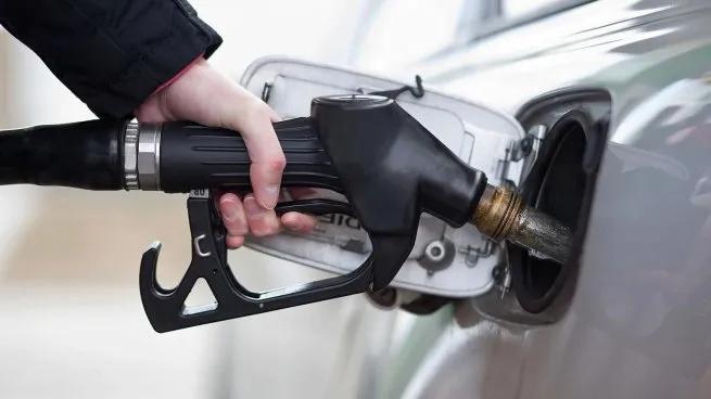 El Gobierno oficializó aumentos en los impuestos a los combustibles desde septiembre