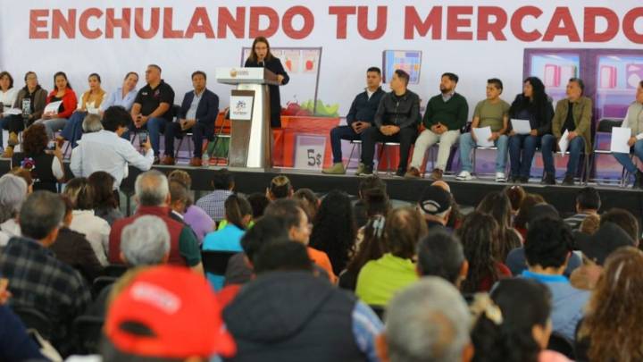 Arrancan en Ecatepec “Enchulando tu Mercado”, Cisneros entrega vales de materiales