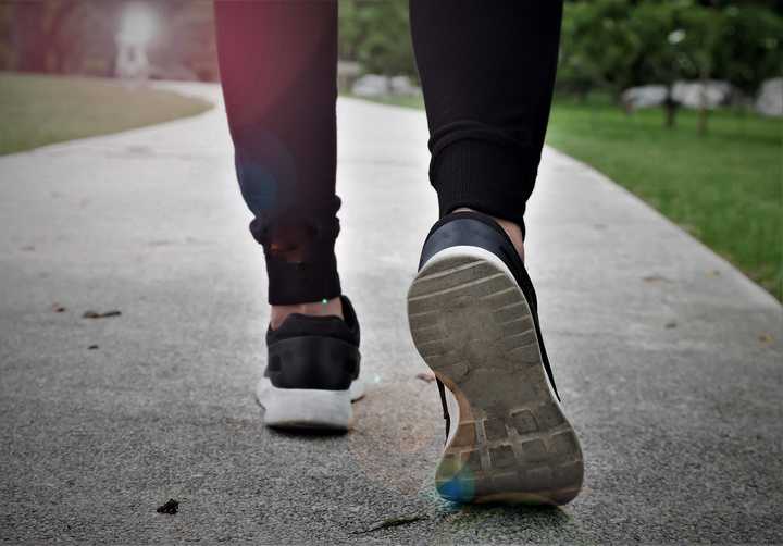 Salud recomienda caminar 7.000 pasos al día y recuerda la importancia de protegerse del sol
