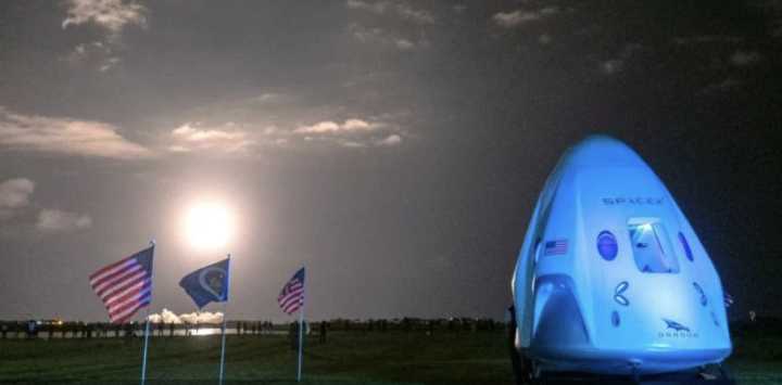 Trump firma orden ejecutiva para faciliar los viajes comerciales al espacio; podría beneficiar a SpaceX de Elon Musk