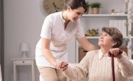 Cuánto ganan una niñera y cuidadores de adultos