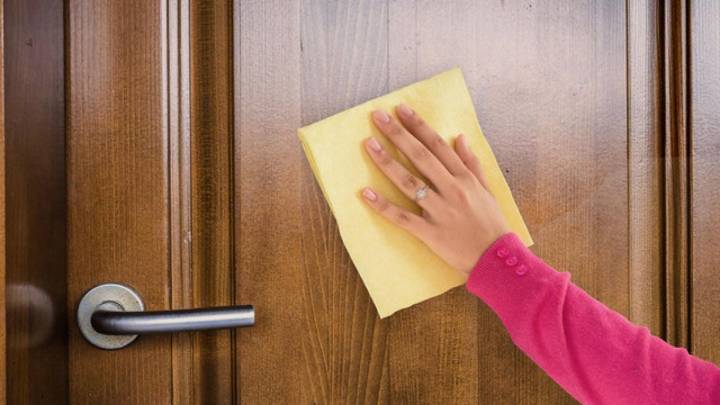 No gastes en pintura: el truco para dejar las puertas de tu casa como nuevas usando solo 3 ingredientes