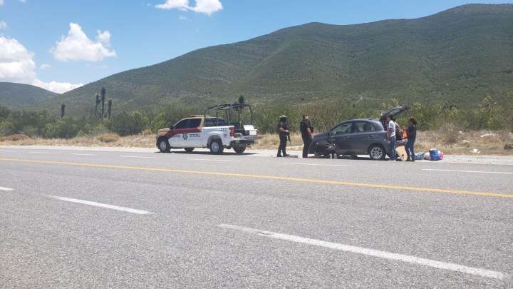 Guardia Estatal auxilia a conductora varada en la carretera Tula