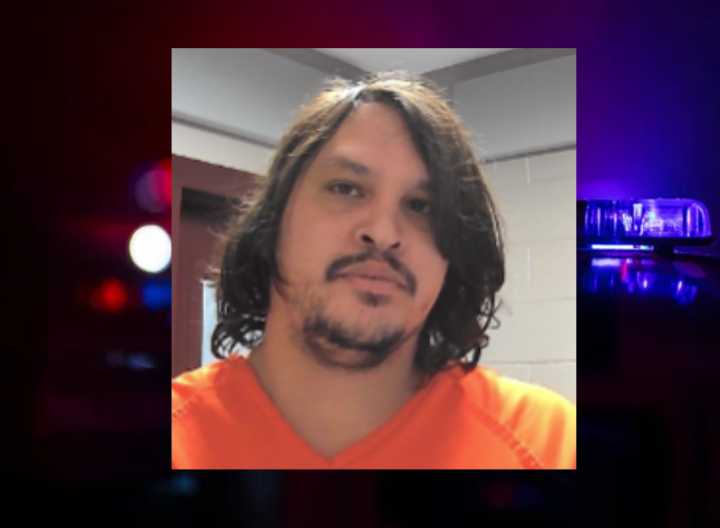 Hombre detenido por apuñalar a dos personas en Chatham