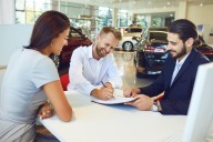 Los 5 errores más costosos al comprar un auto, según Edmunds