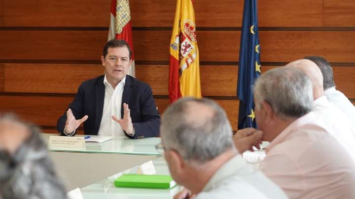 Mañueco anuncia ayudas directas mínimas de 5.500 euros a agricultores y ganaderos por los incendios