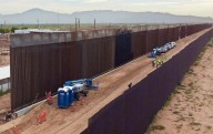 Amplían muro 400 m... y lo pintan de negro