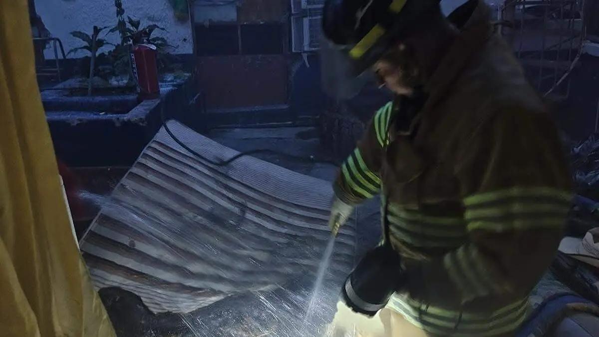 Bomberos de Cuautla atienden incendio en vivienda del Centro