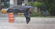 Lluvias con descargas eléctricas y fuertes vientos provocan afectaciones en CDMX