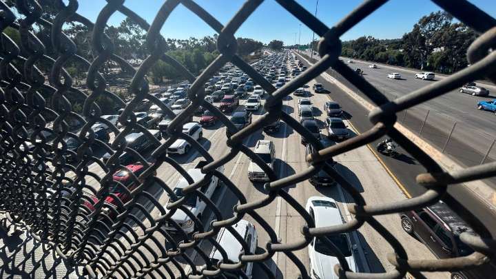 Fin de semana feriado genera largas filas para cruzar a Tijuana