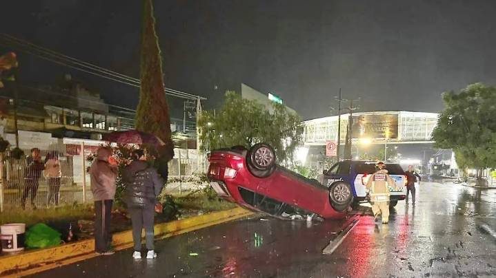 Volcadura cerca de UDL en Guanajuato capital moviliza a cuerpos de emergencia
