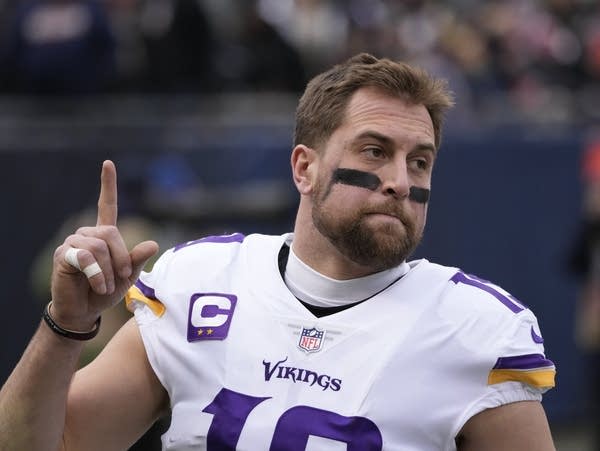 Vikings bring back veteran Thielen