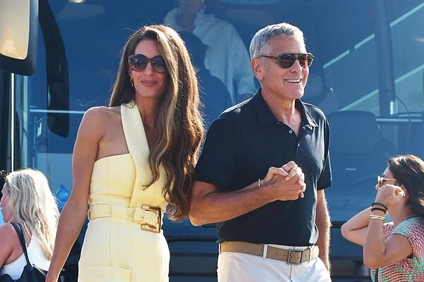 Amal Clooney nos deja el primer lookazo del Festival de Venecia: vestido midi del color tendencia con un original escote