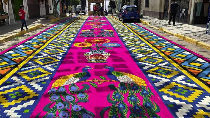 Ecatepec: Procesión de Santa Clara de Asís recorre tapetes de aserrín en Coatitla