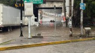Automóvil y Tráiler se Quedan Varados por Inundación Bajo Puente en Puebla