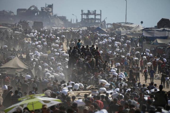 Fuego israelí mata al menos a 18 en Gaza; enviado de EEUU visita protesta de familias de rehenes