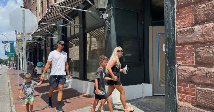 Paula Deen abruptly closes restaurant that launched her to celebrity chef status
