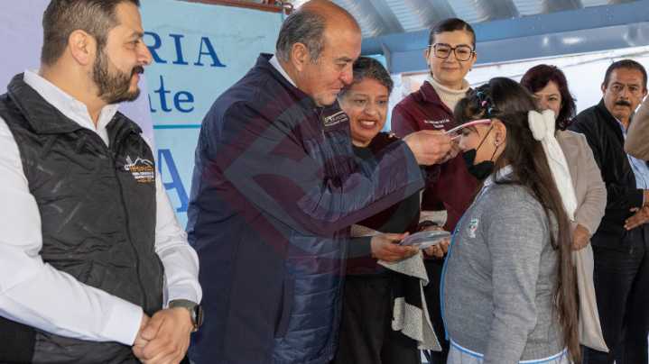Más de 21 mil estudiantes recibieron lentes gratuitos