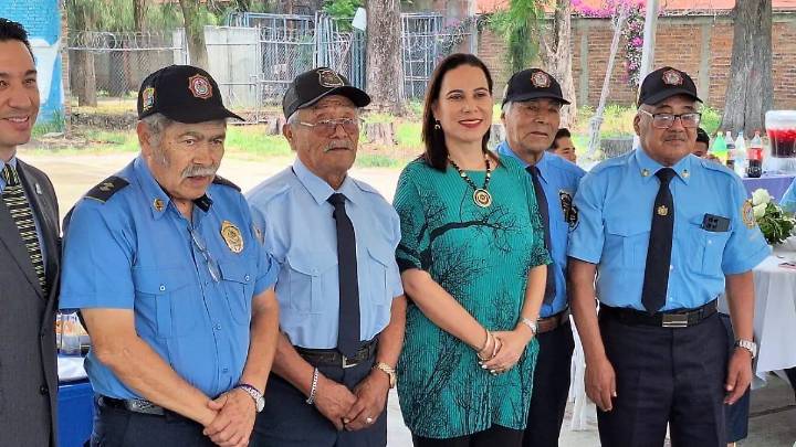 Reconocen a bomberos de Irapuato en su día por su entrega y valentía