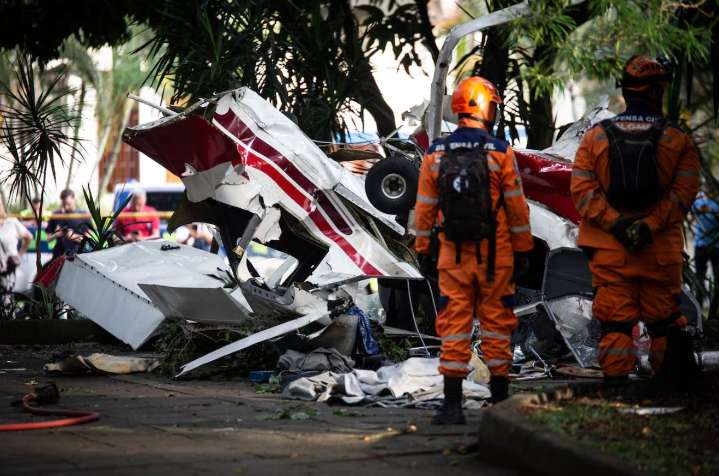 Avioneta quedó destrozada al estrellarse contra una zona residencial de Medellín