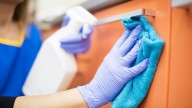 Las expertas en limpieza están mezclando agua oxigenada con detergente y es el mejor truco que vas a leer en tu vida