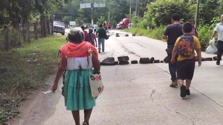 Cierran vía en la Huasteca; se oponen a ampliación en la Huejutla