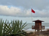 La mar de fondo provoca destrozos, rescates e iza la bandera roja en diversas playas de la costa de Cádiz