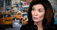 En vigor la nueva ley impulsada por Kathy Hochul que impone prohibiciones y multas a conductores en Nueva York en 2025