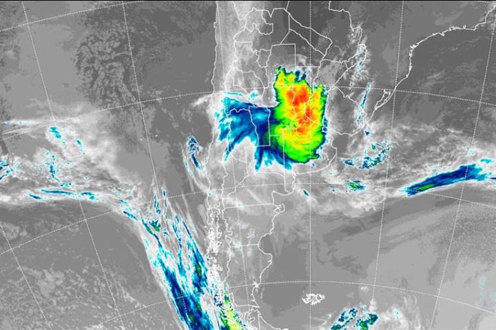 Alertas naranjas y amarillas por tormenta: en qué provincias rigen este domingo