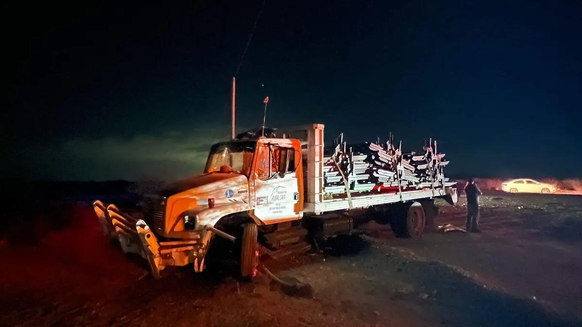 Conductor de Toyota dormita en el camino y choca contra vehículo pesado en la Torreón
